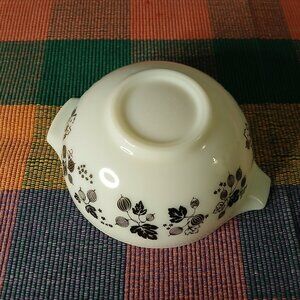 PYREX Cinderella Gooseberry Nesting Mixing Bowl No. 443 Black on White 2 1/2 qt